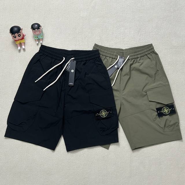 新款工装百搭宽松多口袋拉链速干短裤实拍图！ Stone Island 石头岛工装百搭宽松多口袋拉链速干短裤 实拍图！ 面料采用高品质防风防水放紫外线 机能拉链设