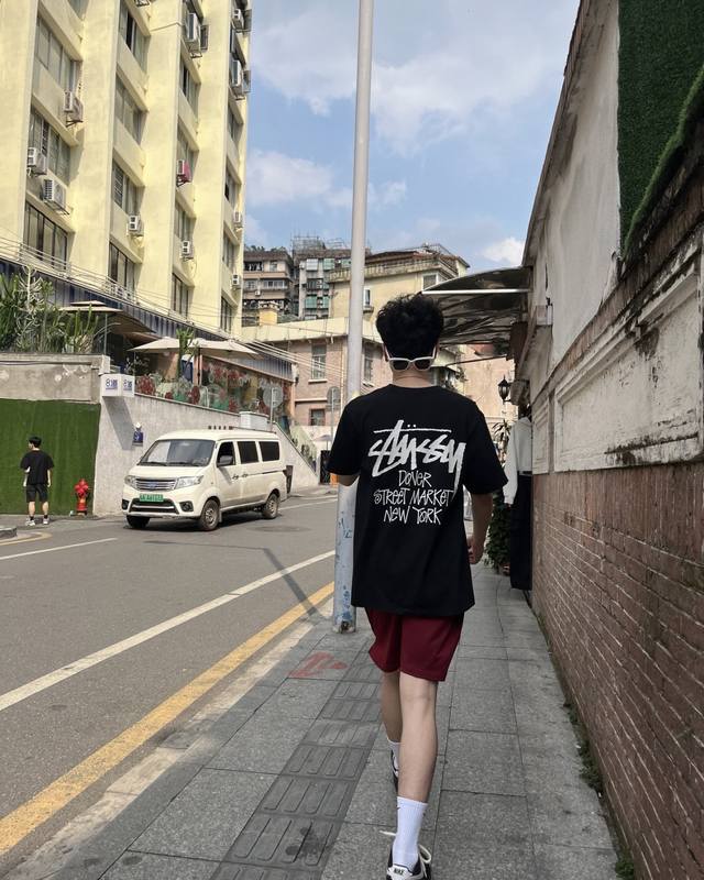 Stussy 斯图西Dsm纽约限定宽松圆领短袖T恤 男女同款 面料采用260G 双纱纯棉，做工规整，纹路清晰，穿着舒适！ 宽松版型男女都能驾驭品质随意对比自留主