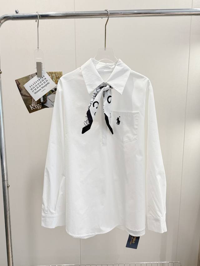 品名：拉夫刺绣polo慵懒风长袖防晒丝巾衬衫 尺码：M.L 颜色：白色 我愿称之为纸片人穿搭不同于常规衬衫，这件做的是半开襟的翻领造型，视觉上不会那么拘谨正式，