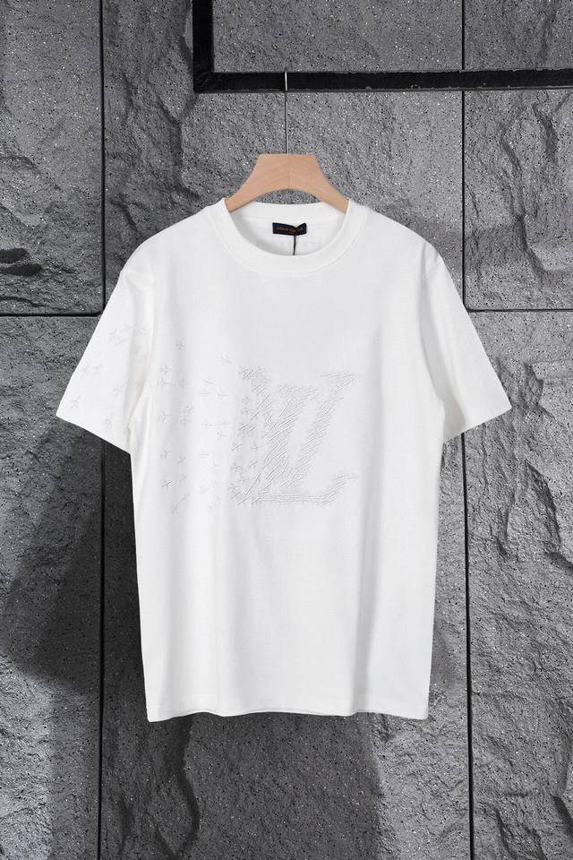 顶级版本 Louis Vuitton 路易威登，2025Ss春夏新款驴家Lv 满印飞机刺绣圆领短袖T恤男女同款 基础衫，经典百搭，纯棉300克重洗水面料，不缩水