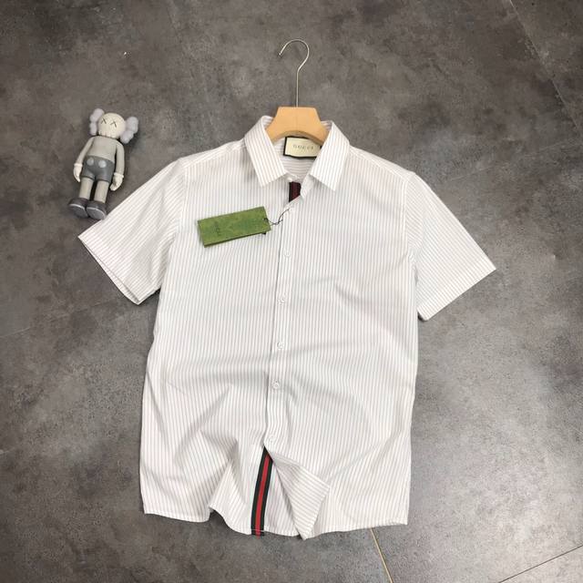 Guccl短袖衬衫Gucci 古驰年新款后领子小蜜蜂刺绣条纹短袖衬衫 ，定织面料：竹纤维，对位刺绣工艺 原厂定织棉府古驰特订彩色绸条纹，高端衬衫面料，市面高端衬