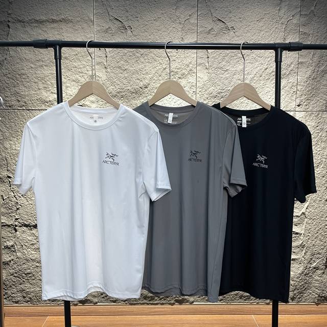 Arc'teryx 始祖鸟 基础字母Logo高弹冰丝速干短袖T恤 精选高弹速干面料，触感丝滑细腻，兼具透气性与快干特性，让肌肤时刻保持清爽，告别闷热不适。面料富