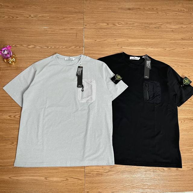 Stone Island 石头岛口袋户外速干勋章短袖 甄选品质 实拍可见 面料采用高品质户外速干面料 面料上身舒服 重工纯棉克度 当季必备 版型超正 拒绝臃肿