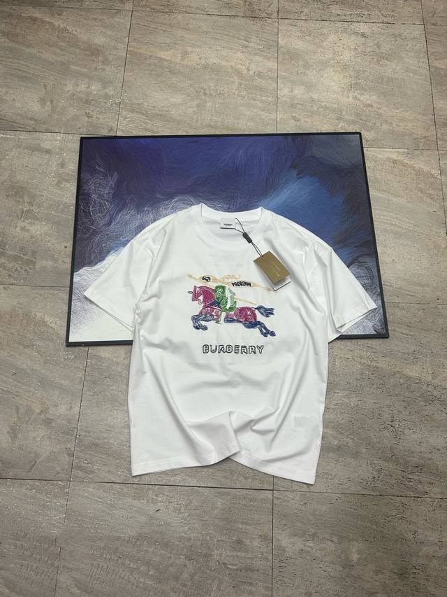Burberry 巴宝莉战马Tb刺绣新款T桖！ 25Ss春夏新品，B家战马标识性刺绣，采用百灵达万针刺绣，饱满有型，最新配色！ 采用32支260克双纱纯棉原版面