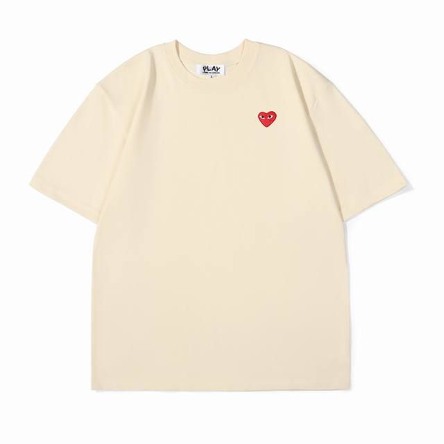 Cdg play川久保玲爱心徽标刺绣棉质短袖T恤 奶茶色系 定制主标 辅料 水洗齐全 甄选250克32支紧密纺双纱纯棉面料 质感厚实但是透气性良好 定制原版一致