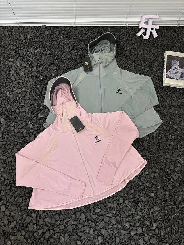 Kailas凯乐石女款黑胶防晒大帽檐网孔拼接斗篷式宽松防晒衣 还在为炎炎夏日的防晒难题发愁？Kailas凯乐石女款黑胶防晒衣，以硬核科技与创新设计带来全方位防护