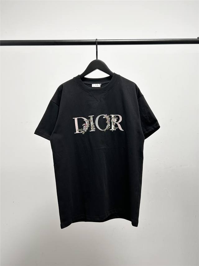 迪奥Dior胸前花朵刺绣男女同款短袖T恤！ Dior限定伦敦系列胸前小标刺绣款圆领短袖T恤 精纺棉材质轻薄透气，上手棉感偏强，透气性吸湿性强；螺纹运用混纺工艺，