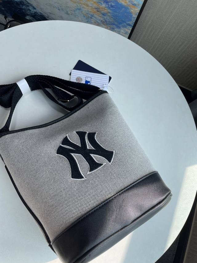细节图] 上新 过验版本 三联吊牌可扫码！ Mlb韩国品牌新品爆款复古水桶包 火爆全网的一个系列 专柜同步在售 包身采用高级帆布材质 Ny字母层层高密度重工刺绣