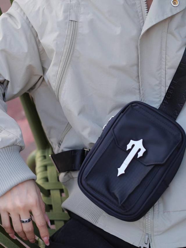 上新 New European Trapstar Bag英国潮牌单肩包斜挎包 出口海外原单高品质银色重金属Logo多功能腰包 男女同款嘻哈潮流欧美风小包 多个分