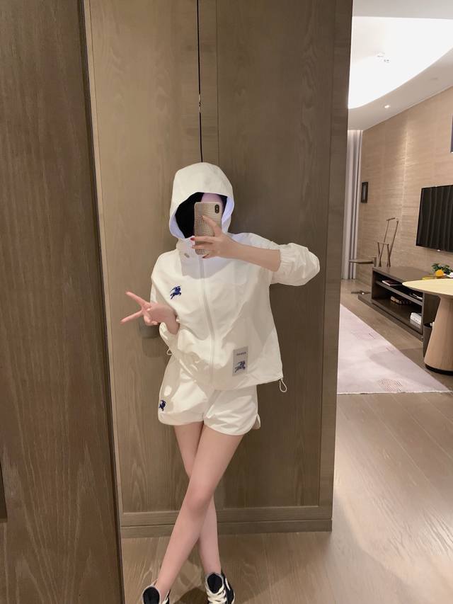 上新 Burberr* 巴宝莉 精致绣花防晒衣夹克外套短裤套装～～ 网布里布 做工超精致！ 颜色：白色 码数：Sml见尾图