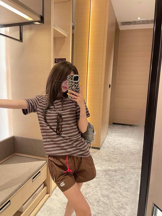上新 Miumiu 缪缪 25Ss 网红主推爆款！贴标条纹韩版T抽绳短裤套装 原标！简约又高级的一套， 日常谁穿都好看~ 上衣裤子 原版硅胶立体字母定制拉链 整