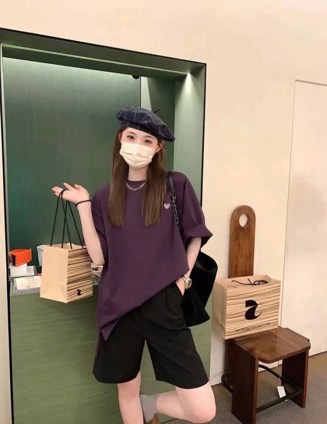 上新 川久 葡萄紫爱心T恤～ 爱心短袖T恤 舒适度和版型是追求的第一名 纯棉材质 手感软糯细腻 吸汗透气 颜色很显白 拍照出片 不管搭配牛仔裤还是短裤或者半身裙