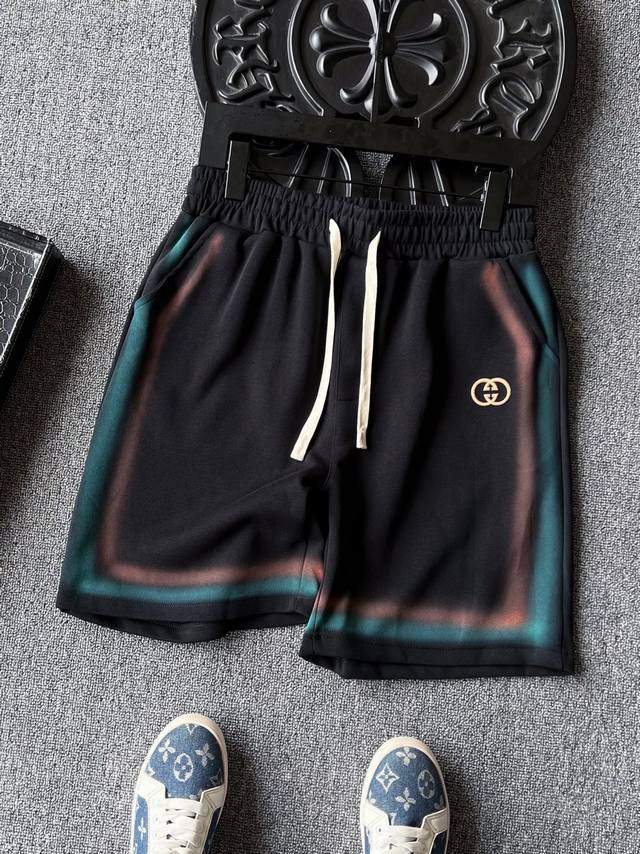 主推 ！专柜顶级新品！ 人气爆款！Gucci 古驰双G专柜新品彩虹条扎染长绒棉短裤！恒隆在售万元级，款号：9999 古驰家今年最新新疆长绒棉面料！整条摸起来柔软