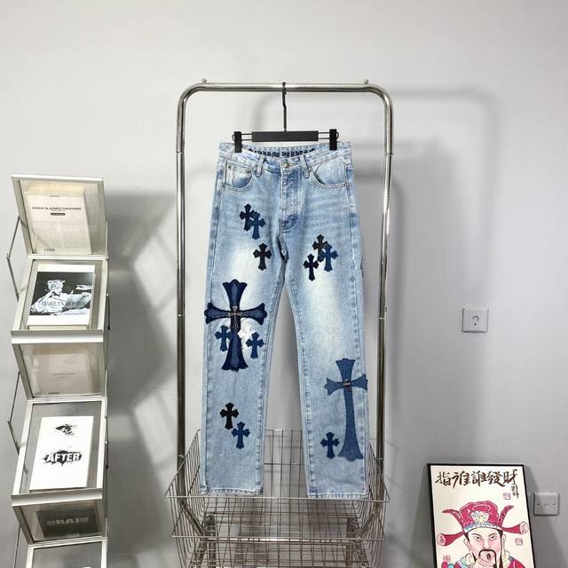供 顶级版本 Chrome Hearts 克罗心蓝色牛仔裤多皮标款工装牛仔裤裤Ch牛仔裤均需要成品水洗后再拆开手工订绵羊皮十字皮再拼接完成 整件工艺多到说不清