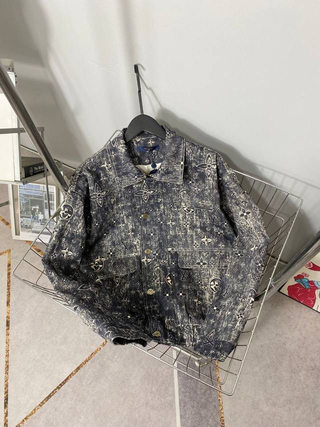 供 Louis Vuitton 路易威登 复古暗纹老花拉链纽扣束腰牛仔外套 Lv重工水洗做旧满印拼接牛仔夹克 牛仔界的顶级天花板 重磅来袭，最为值得关注的爆款系