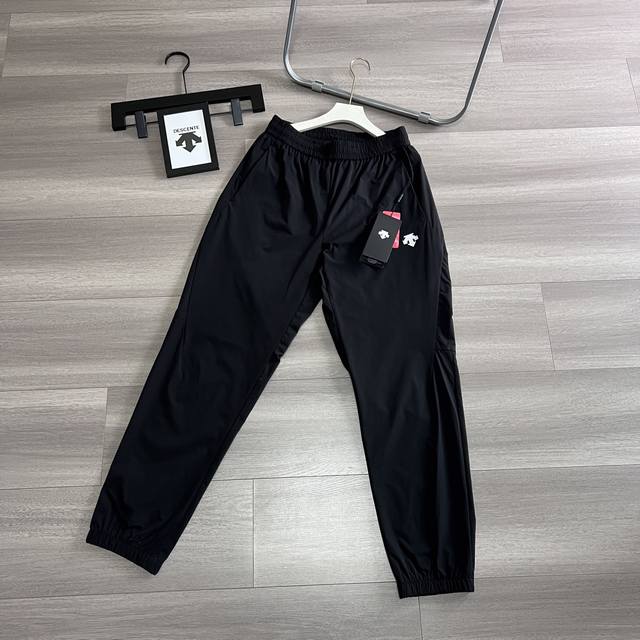 Descente 迪桑特两色夏季特供定制面料 速干透气运动长裤 迪桑特运动长裤，采用Schematech冷感纱线面料，透气性强，适合各种环境，跑步时方便排汗，舒