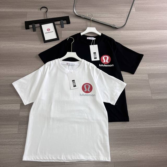 夏季品质短袖 Lululemon 露露乐蒙专柜同款早春系列 Lulu前后Logo印花圆领短袖T恤男女同款 定织定染纯棉240克重洗水面料，做工精细。男女同款宽松