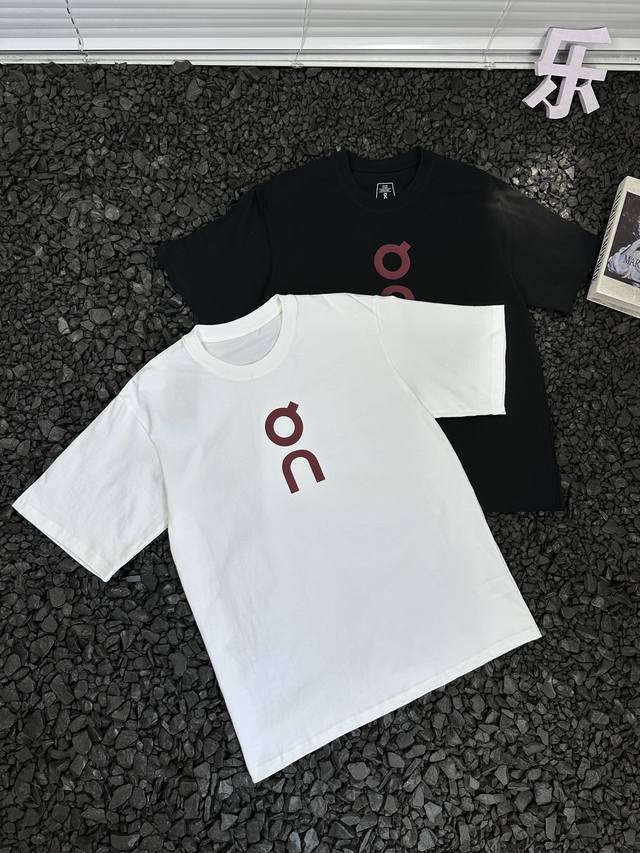 昂跑On红标Logo经典款宽松休闲时尚百搭落肩袖短袖T恤 男女同款 爱运动的朋友们看过来！今天必须给大家推荐昂跑On红标Logo经典款短袖T恤，这可是运动时的绝