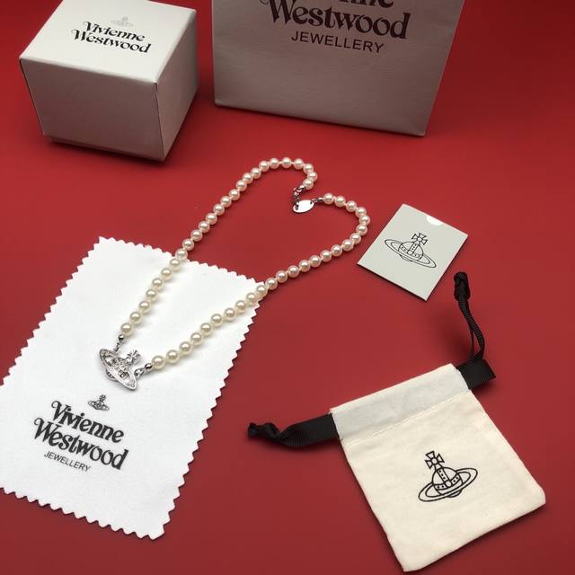Vivienne Westwood西太后项链顶级最高版本』 重磅来袭通过关系搞到一批海关扣押的西太后项链 全球最火的款式之一 可以承载岁月的经典之作 永不过时