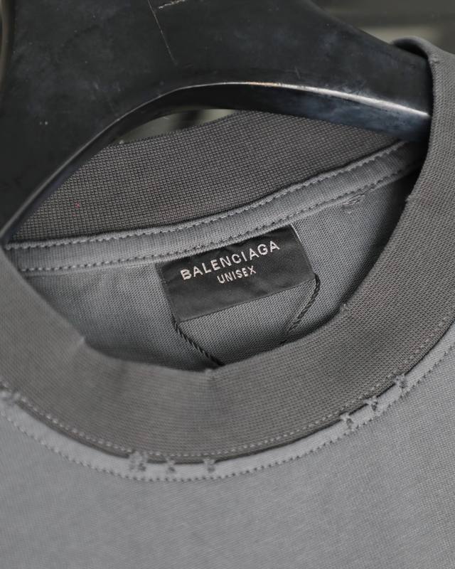 细节图# Balenciaga巴黎世家2025 情人节限定T恤 巴黎25Ss情人节限定，独特爱心标语设计，浪漫又吸睛，满满的节日氛围感。破洞元素更是增添了潮流感