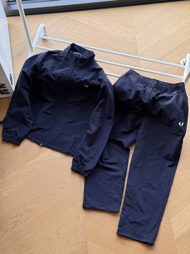 供 上衣 Beams X Fred perry麦穗 别注款复古运动套装上衣 深藏青 S~Xl 原版解析，大身采用轻量防水的塔斯兰尼龙面料，内里透气网布，下摆抽绳