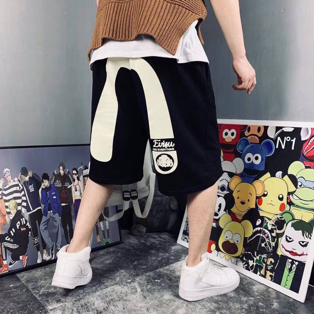 上新 Evisu福神原厂白刷达摩断裂大M印花休闲毛圈短裤 男女同款 福神独有的M标志已经成为一个文化的符号 刻入对潮流极致追求的年轻人心中 此款短裤在休闲风格的