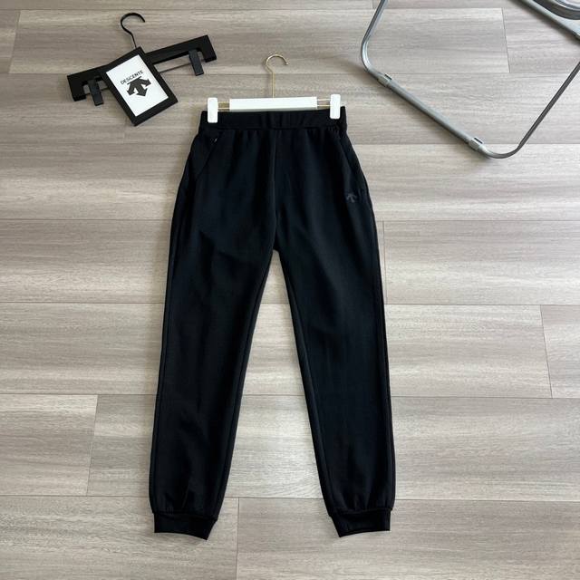 女款长裤！Descente 迪桑特25年新款女款休闲运动裤束腿小脚裤专柜新款长裤 Dst空气棉黑硅胶标净版宽松版型口袋拉链女裤 针织空气棉卫裤运动健身跑步休闲裤