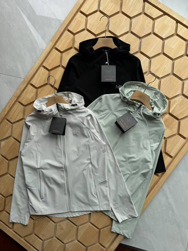 Arc'teryx 始祖鸟户外休闲轻量高弹性风壳新款皮肤衣 官网同步 Arc'teryx 始祖鸟防晒皮肤衣 剪裁:修身剪裁，后中长约73Cm，落尾下摆风帽:简洁
