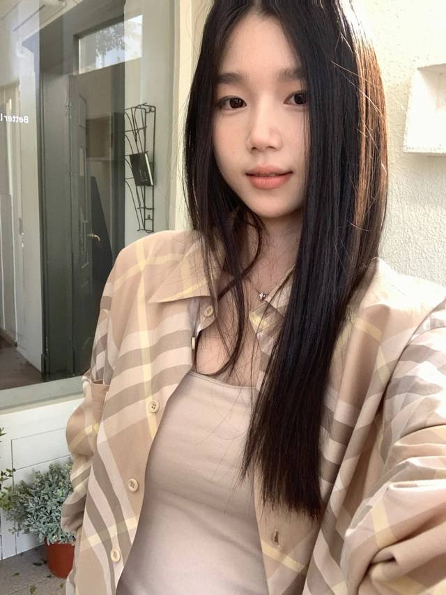 上新 Burberry巴宝莉25Ss新款卡其格纹防晒纽扣衬衫 这绝对是Bbr家最好看的衬衣奢华感满满 救命！这件Bbr衬衫也太太太显贵了吧！ 穿上秒变老钱风气质