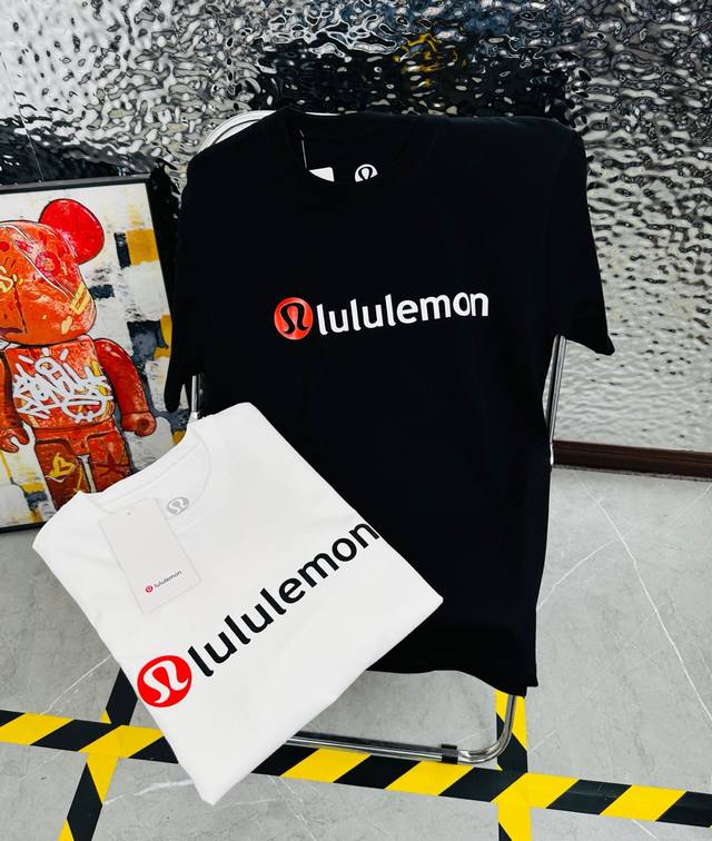Lululemon 露露25夏季新款印花休闲宽松情侣款 短袖T恤D1003 细节:版本一比一复刻，吊牌 领标 水洗。 面料：采用40织双纱280克面料，原版1: