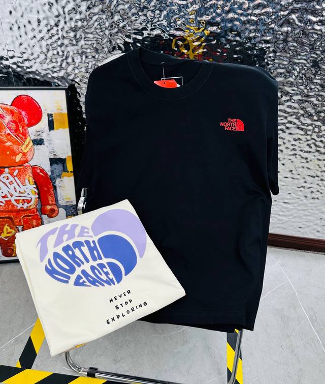 The North Face 北面25夏季新款印花休闲宽松情侣款 短袖T恤D 0 细节:版本一比一复刻，吊牌 领标 水洗。 面料：采用40织双纱300克面料，原