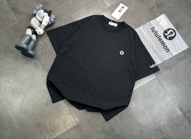 潮牌 Lululemon刺绣情侣款短袖T恤！ ：240G双纱潮牌专用棉，纹理清晰，质感满满，同缸定染1×1无色差精密纯棉螺纹，层搭叠穿，自留好货，强烈推荐~所有