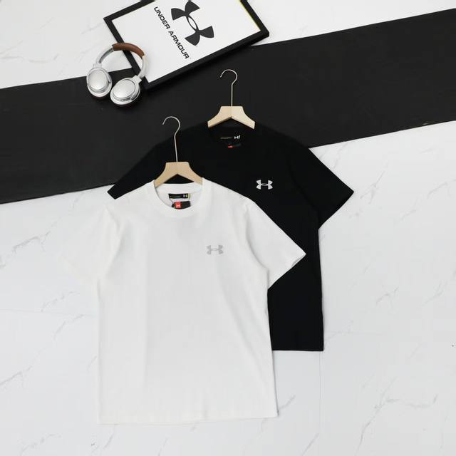 Under Armour 安德玛夜光Logo圆领经典款情侣短袖T恤！ 经典系列之作，运动休闲必选款式，上身超级舒服透气！ 面料采用240克纯棉面料 经典版型，修