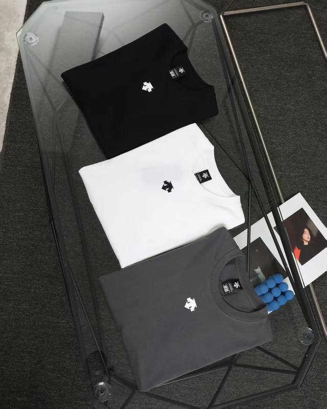 Descente 迪桑特圆领经典款情侣短袖T恤！ 经典系列之作，运动休闲必选款式，上身超级舒服透气！ 面料采用32支240克纯棉面料 经典版型，修身显瘦！ 舒适