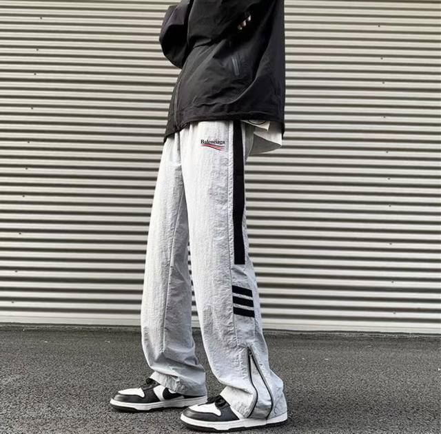 上新 新款2025巴黎世家Balenciaga休闲长裤速干直筒裤 可乐标Logo完美呈现经典 质感特赞 ， 上身舒适有型 超级百搭的一款裤子 喜欢户外旅行 必不