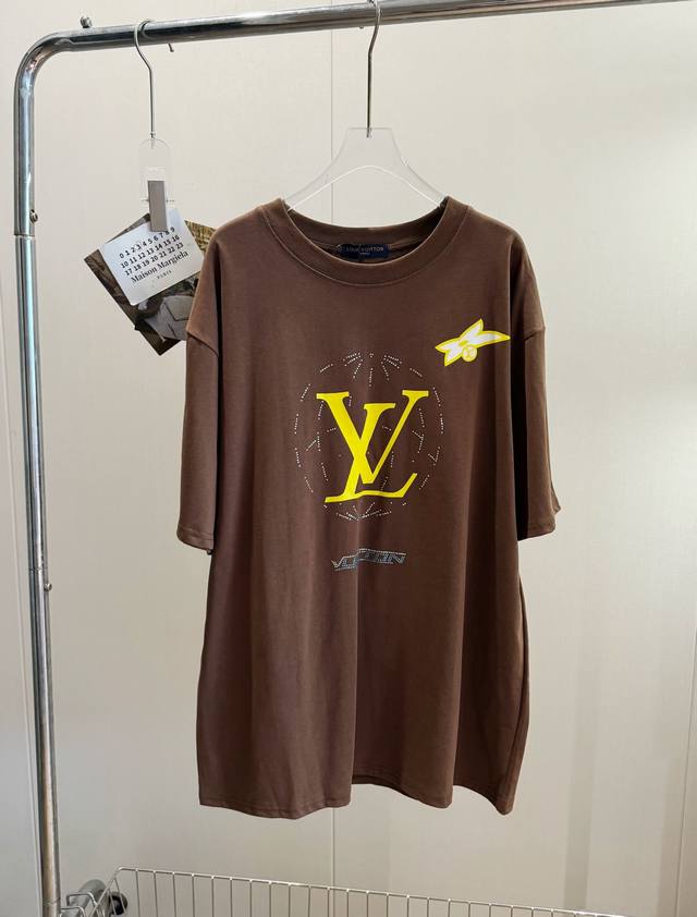 价格p： 品名：1V棕榈岛烫钻Logo短袖 尺码：M.L 颜色：棕色 1V棕榈岛一衣多穿的高级感，自带滤镜的棕，不挑肤色还显白，随便搭都像精心搭配过！ 行走的星