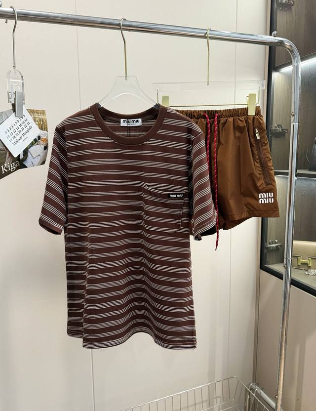 价格p： 品名：*榛果巧克力短袖短裤套装 尺码：M.L 颜色：咖色 户外风蔓延，这条就是妥妥拿捏高端局，丝滑巧克力色，超有质感。自带美式复古滤镜，随便穿都很有质