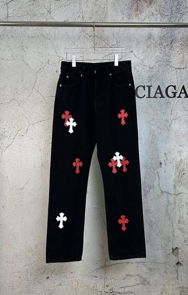 香港限定 上新 Chrome Hearts ｜克罗心 Ch香港城市限定系列 梵文十字贴布拼皮牛仔裤- 黑红配色 香港限定 潮流玩家们，克罗心香港城市限定牛仔裤震