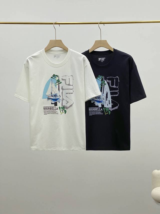 Fila 斐乐官方男士短袖T恤夏季时尚休闲简约圆领针织短袖衫！ 面料采用双纱纯棉面料，布面平整手感柔软，上身舒适，品质细腻！ 定位裁剪，上身效果非常Yyds。