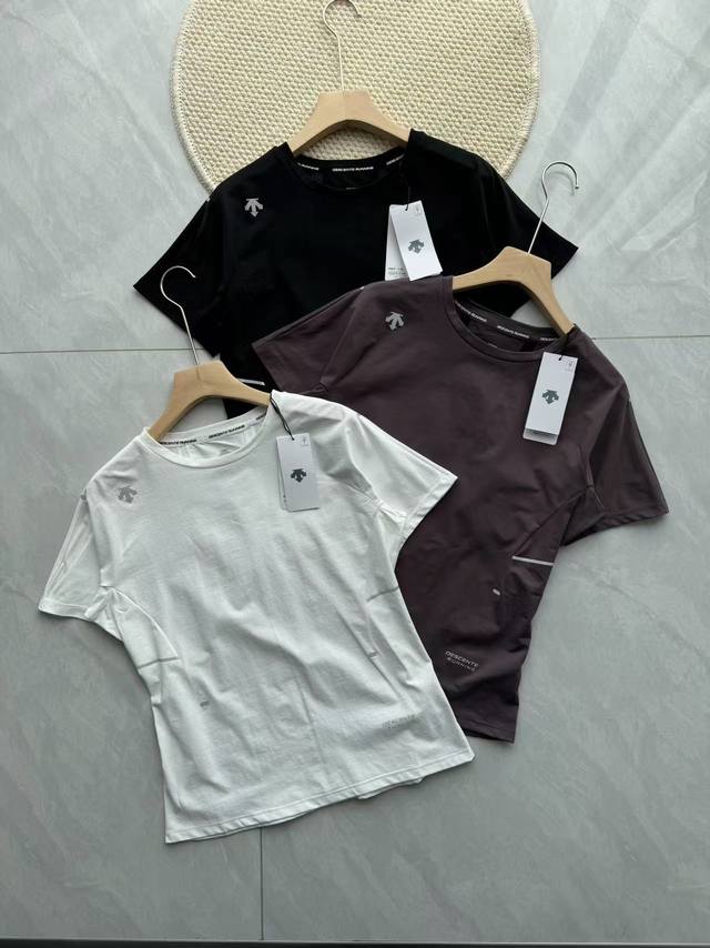 箭头女士速干 Running系列短袖 Size:绛紫 白色 黑色 M-2Xl 高弹舒适面料无缝一体织插肩立裁修身版型暴显好身材即使不运动也会对它情有独钟，实在是