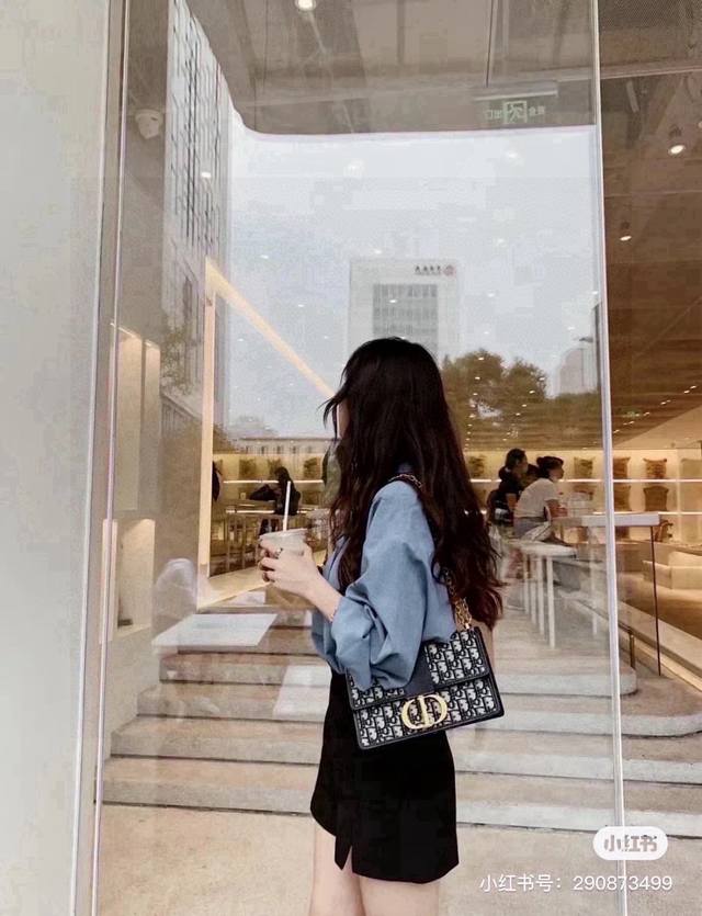Dior 迪奥蒙田 灵感来自Dior1947年创立以来， 于蒙田大道30号的经典存在。 是一个地址、一个品牌，一个精品的历史传奇 整个包型，是以当代流行的复古风