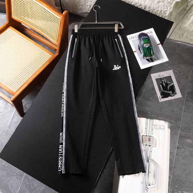 迪奥Dior 2025春夏新款休闲裤 金典刺绣定位Logo 原布插边条工艺 高端版本，专柜定制面料 透气舒适度高，细节无可挑剔，品牌元素设计理念，体现高品质。手