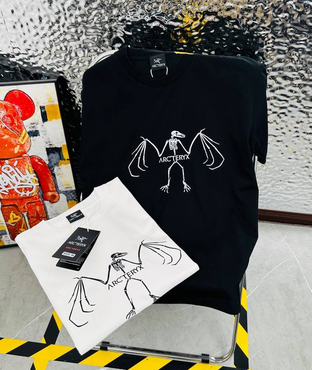 Arc‘Teryx 始祖鸟25夏季新款印花休闲宽松情侣款 短袖T恤D1014 细节:版本一比一复刻，吊牌 领标 水洗。 面料：采用40织双纱320克面料，原版1