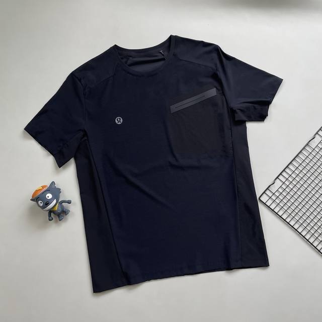 Lululemon露露夏季速干短袖！ 高品质速干面料！上身舒适透气！排汗速干，功能强大！ 经典简约款式，时尚百搭，双肩排气口，炎炎夏日拒绝闷热！ 简约不简单，细