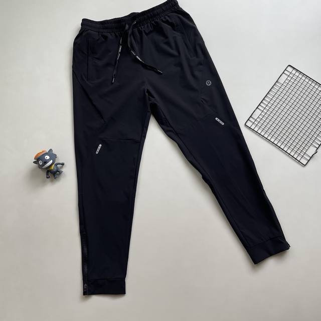 Lululemon露露速干束脚拉链休闲长裤！ 面料采用锦纶加氨纶材料，具有超薄、透气有弹力的特点~并且具有快干舒爽的功能。 速干的面料的保证了裤子的散热以及排汗