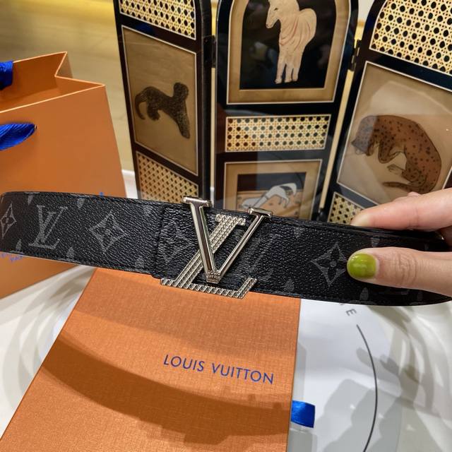 上新～Lv这条皮带真的鲨疯了 宝子们，Lv这条皮带必须按头安利！ 经典Monogram帆布材质，老花图案自带高级感，每一眼都是奢华与格调。标志性的Lv金属扣头，