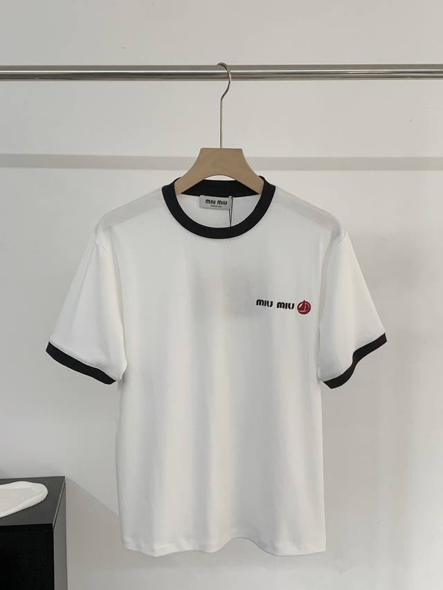 30Ss新款 Miu Mi*帆船刺绣圆领短袖T恤 ！！！ 独家高版出品！面料选用亲肤双面水柔棉 200 克，正反面面料都一样的面料、冰凉舒适，上身柔软亲肤，撞色