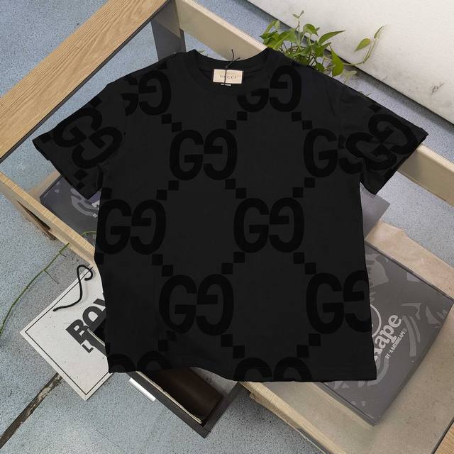 高版本 2025新款Gucci古驰正版植绒双G字母图案Logo提花休闲情侣短袖T恤，独一无二的活性环保面料染色，32支双纱精梳纯棉爽滑手感，纯棉不起球不起毛，面
