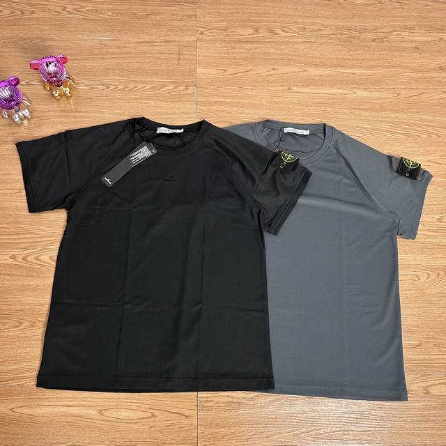Stone Island 石头岛户外速干勋章短袖 甄选品质 实拍可见 面料采用高品质户外速干面料 面料上身舒服 重工纯棉克度 当季必备 版型超正 拒绝臃肿 面料