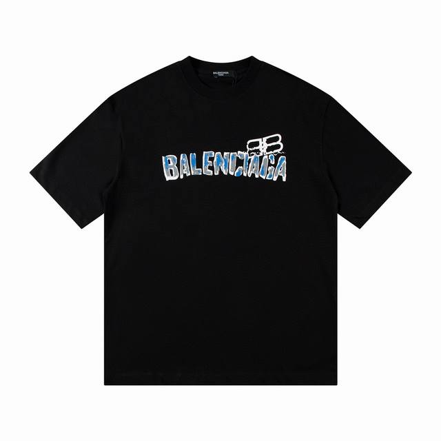 Balenciaga 巴黎世家锁扣海湾蓝字母情侣短袖T恤 采用260克双砂面料 三针五线做工，领口包包边条 今年火爆的品牌 看到了就忍不住要自留一件 正确纹路立